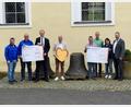 Bild: nza
Mit Freude nahmen die Thumsenreuther Schützen (links) und die evangelische Kirchengemeinschaft Thumsenreuth (rechts) den Spendenscheck entgegen.