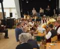 Bild: wel
Die Grenzlandblaskapelle aus Dietersdorf machte den Anfang beim Musikantenstammtisch. Nicht fehlen durfte der "Löffel-Girgl" mit seinem "Schlaginstrument aus der Küche" (links). Auf der Bühne ist Moderator Alois Wilhelm.