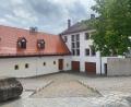Bild: jua
Bisher sind die Künstler hier Wind und Wetter ausgesetzt. Nun soll es eine Überdachung für die Spitalhof-Bühne in Nabburg geben.