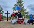 Bild: hdk
Trost Regen und Windböen feierten 300 Gläubige den Pfingstgottesdienst am Monte Kaolino. Pfarrer Stefan Fischer beschirmte den Regionalbischof Klaus Stiegler bei seiner Ansprache.