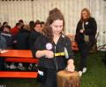 Bild: kro
Julia Friedl (KLJB Schwarzenbach) machte eine gute Figur beim Nageleinschlagen im Festzelt.