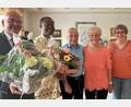 Bild: Sabrina Schnell/exb
Auch Bürgermeister Klaus Meyer (links), Pfarrer Dr. George Nnaemeka Oranekwu (Zweiter von links) und Seniorenbeauftragte Beate Ott (rechts) gratulierte Alfons und Gabriele Stingl zur Eisernen Hochzeit.