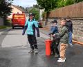 Bild: kki
Nass genug konnte es am Tag der Feuerwehr nicht sein – mit der Handspritze zielten die Kinder unermüdlich auf das "brennende Haus".