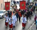 Bild: jr
Festlicher Einzug der 43 Fußwallfahrer aus Marienweiher am Abend des Pfingstsonntag in die Konnersreuther Pfarrkirche St. Laurentius. Im Mittelpunkt steht das Wallfahrerkreuz sowie das Gebet und der Gesang.