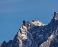 Symbolbild: Daniel Karmann/dpa
Blick aus Österreich auf die Zugspitze. Zwei deutsche Bergsteiger mussten hier von Helfern gerettet werden.