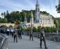 Bild: Archiv Kappl
Im Hintergrund ist die Basilika der Heiligen Bernadette zu sehen. Leuchtenbergs Bürgermeister Anton Kappl führt die Soldatenwallwahrt in Lourdes an. 18.000 Soldaten sind dabei.