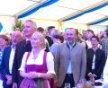 Bild: hme
Gemeinsam feiern, gemeinsam singen – das galt in Ehenfeld auch, als die Hymnen angestimmt wurden. Mit dabei: Europaabgeordneter Manfred Weber (vorne, Zweiter von rechts).