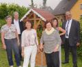 Bild: fvo
Barbara Kres (Dritte von rechts) feiert mit ihren beiden Töchtern Karin (Dritte von links) und Carmen (Zweite von rechts) den 95. Geburtstag. Natürlich war auch der Rest der Großfamilie mit bei der Geburtstagsfeier und auch Bürgermeister Josef Beimler (rechts), Pfarrer Norbert Götz (Zweiter von links) und Ingrid Troidl (links) gratulierten.