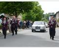 Bild: bey
Die Festleitung mit Chorleiter Alexander Völkl und Vorsitzendem Stefan Weig (vordere Reihe, von links) führte den Festzug an, anschließend folgten zwei Oldtimer.