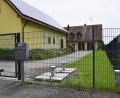Bild: bö
Für die Einzäunung, die Erneuerung der Eingangstüren und der Fenster im Wasserwerk Emhof sowie der Umzäunung des Brunnen Emhof hat der Zweckverband zur Wasserversorgung der Vils-Naab-Gruppe 105.000 Euro investiert.