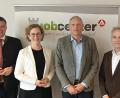 Bild: Marie-Therese Horn/Jobcenter Schwandorf
Landrat Thomas Ebeling (links) dankte Dominique Gottwald für ihre Arbeit und begrüßte Thomas Rinner (Zweiter von rechts) als neuen Leiter des Jobcenters Schwandorf. Auch Siegfried Bäumler (rechts), Vorsitzender der Geschäftsführung der Agentur für Arbeit Schwandorf, gratulierte.