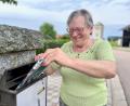 Bild: Gabi Schönberger
Monika Fröhler trägt nun schon seit rund 50 Jahren die Zeitungen aus.