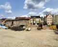 Bild: jma
Die ehemalige Stadtmauer (Ruder-Mauer, vorne links) muss aufgrund des Denkmalschutzes bestehen bleiben.