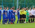 Bild: war
In der Saison 20/23 standen sich der SV Etzenricht (links) und der SC Luhe-Wildenau letztmals in einem Pflichtspiel gegenüber. Damals in der Bezirksliga Nord. Hier begrüßen beide Teams die Zuschauer vor dem Heimspiel Mitte Oktober 2022r. Die Partie damals endete 1:1. Im Rückspiel siegte Etzenricht in Oberwildenau mit 3:2. der Sportclub stieg dennoch in die Landesliga auf. In dieser Saison folgte dann der SVE.