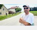 Bild: Gabi Schönberger
Josef Frank aus Ritzlersreuth hofft, dass Absperrbänder Wildparker von seinen Wiesen und seinen Hofeinfahrten fern halten.