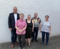 Bild: Johann Kneißl
Angela Rottenberg (rechts) bescheinigte Sonja Schödel (3. v. l.) eine einwandfreie Kassenführung. Bürgermeister Richard Kammerer, Christine Härtl (von links) und Karl Sperl (4. v. l.) werden dem Notariat die Auflösungsunterlagen vorlegen.
