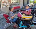 Bild: Müller
Maria Müller (links) mit ihrer 80-jährigen Patentante (die wir hier zu ihrem Persönlichkeitsschutz nicht zeigen) beim Eis essen auf ihrer Tour mit dem geliehenen Parallel-E-Bike.