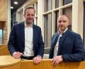 Bild: Gabi Schönberger
Robert Friedl (rechts) hatte in den vergangenen Monaten viel zu tun, um die Betzenmühle in den Rettenmeier-Konzern von CEO Stephan Lang (links) einzugliedern. Der schwierigste Teil der Aufgabe ist nun erledigt.