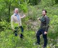 Bild: glb
Bürgermeister Reiner Pickel (links) und Förster Bernhard Raschka in einem ohne Bewuchs rutschgefährdeten, steinigen Steilhang am Fuße des "Rentnerwegs" zwischen Weigendorf und Haunritz.