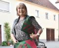 Bild: hcz
"WeidenI mog Di" steht auf der Tasche, die Präsidentin Rosi Polland und ihre Damen vom Stammtisch "Höhe 309" beim Bürgerfest verkaufen werden.