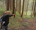 Bild: Stephan Zandt
Den Fuß an der blauen Markierung (mittlere Entfernung), zielt Stephan Zandt auf die Tierattrappen. Die gestellten Situationen sollen für die Schützen so natürlich wie möglich sein.