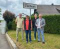 Bild: Lara Schmaus/Stadt Schwandorf
Zwei Schilder (hier gegenüber der Klardorfer Kirche) weisen nach wie vor auf Zielheim hin. Im Bild die Stadträte Hans Sieß (CSU) und Andreas Weinmann (SPD) sowie Stadtarchivar Josef Fischer und Oberbürgermeister Andreas Feller (von links).