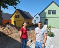 Bild: bl
Birgit und Alfred Bayer möchten mit ihren bunten Ferienhäusern den Tourismus in Dietersdorf wieder aufleben lassen.