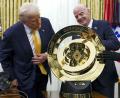 Bild: dpa
Sogar US-Präsident Donald Trump (links) scheint sich für die neue Trophäe in der Fußballwelt zu interessieren. Fifa-Präsident Gianni Infantino hatte sie ihm schon vorab präsentiert.