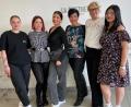 Bild: Völkl
Lisa Hermann beschäftigt seit Jahren junge Migrantinnen und ihre deutschen Mitarbeiterinnen unterstützen sie darin. Im Bild von links Anna Vybryk, Inka Wilhelm, Fiqiriqe Krasniqi, Lisa Wilhelm, Sabine Riedel und Elena Racheva.