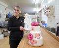 Bild: jbe
Konditormeisterin Barbara Kohr (35) mit zwei der aktuell beliebten "Art Cakes".