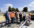 Bild: bk
Von links: Besprechung an der Baustelle in der Sägstraße mit Zweitem Bürgermeister Julian Kraus, Daniel Utz, Christian Hierold, Michael Heindl, Pfarrer Varghese Puthenchira und Hans Wolfram.