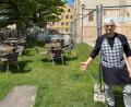 Bild: Petra Hartl
Mittlerweile den dritten Sommer in Folge würden seine Gäste "wie in einem Gefängnis" sitzen, beklagt Mario de Marco, Chef des Eiscafés Sommariva. Er meint damit den Bauzaun, der seine Außenbestuhlung einhegt.