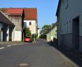 Bild: bnr
Die Engstelle in der Neunburger Straße in Altendorf ist ein Verkehrshindernis. Ein Umgehungsstraße könnte die Situation entschärfen, ist aber nur schwer umsetzbar.