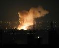 Bild: Vahid Salemi/AP/dpa
Nach einer Explosion in Teheran steigt Rauch auf.