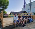 Bild: Tobias Gräf
Zimmerer Korbinian Wirth (links) hat mit mehreren Helfern (im Bild von links: Jakob Kaiser, Max Pilhofer, Thomas Scholz, Leni Wolfsteiner und Felix Krumpholz) die neue Bühne für die Heimkirwa am Pfadfinderheim in Sulzbach aufgebaut.