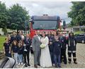 Bild: Mirijam Schuller
Das frisch vermählte Brautpaar mit den Gratulanten der Freiwilligen Feuerwehr Waidhaus