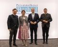 Bild: Sophie Schwager
Besuch des Staatsministers Albert Füracker (Zweiter von rechts) und Landrat Ebeling (rechts) in der Privatmolkerei Bechtel mit Milchkönigin Elisabeth Heimerl und Geschäftsführer René Guhl.