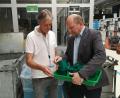 Bild: lnz
Gartenbau-Ingenieur Hans-Joachim Schinner (links) und Scherdel-Wiesauplast-Geschäftsführer Wolfgang Beer zeigen in einer Produktionshalle mehrere Exemplare des gemeinsam entwickelten biologisch abbaubaren Pflanztopfs.