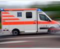 Symbolbild: Hendrik Schmidt/dpa-Zentralbild/dpa
Mit schweren Verletzungen wird der Fahrradfahrer in eine Klinik gebracht.