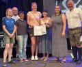 Bild: Klaus Högl
250 Euro für jeden Kindergarten erlaufen Hobbysportler beim Bürgerlauf in Schnaittenbach. Das Bild zeigt (von links): Kerstin Maunz (TuS Schnaittenbach), Dietmar Krisch (Stadt Schnaittenbach), Elmira Turdubekova (Firma Dorfner), Alicia Dausch (Waldkindergarten), Antonia Dobmeier (St. Vitus), Stefanie Freiwald (St. Marien) und Bürgermeister Marcus Eichenmüller.