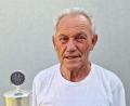 Bild: R. Kreuzer
Helmut Retzer mit dem Pokal, den er vor 30 Jahren für sein 1000. Spiel beim VfB Weiden überreicht bekam.