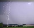 Symbolbild: dpa
Ein Blitz zuckt bei einem Sommergewitter am Himmel.