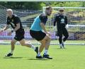 Bild: Hubert Ziegler
Die beiden neuen Trainer Friedrich Lieder (links) und Mario Zitzmann mischten beim Trainingsauftakt des FC Amberg munter mit.