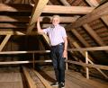 Bild: kki
Kirchenpfleger Herbert Argauer zeigt die neuen Balken, die zur Verstärkung des Dachstuhls eingebaut wurden.