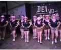 Bild: bnr
Die Trausnitzer Festdamen mal nicht in feschen Dirndln. Mit ihrem Tanz bringen sie das Festzelt zum Brodeln.