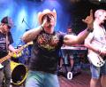 Bild: Kunz
"The Wild Ride" geben ihren Pferden auf der "Live Stage" die Sporen – den Weidener Zuschauern im Live-Stage-Biergarten hat es gefallen.