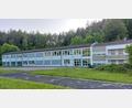 Bild: mfh
Das lange Schulhaus in Eschenfelden wird derzeit bis auf ein Klassenzimmer von Firmen und Vereinen genutzt. Jetzt wurde über ein Nachfolgekonzept im Gemeinderat diskutiert.