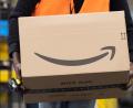 Symbolbild: Sebastian Kahnert/dpa
Dutzende geöffnete Amazon-Pakete lagen im Landkreis Schwandorf am Straßenrand.