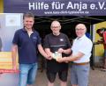 Bild: Robert Dotzauer
Vor dem Typisierungsraum im Tremmersdorfer Feuerwehrhaus überreichten Bürgermeister Albert Nickl (rechts) und sein Stellvertreter Roland Hörl (links) dem „Anja“-Vereinsvorsitzenden Michael Sporrer eine Spende in Höhe von 600 Euro.