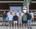 Bild: Verein/TSV Erbendorf
Abteilungsleiter Stefan Klamt (links), sowie Sportlicher Leiter Andreas Häupl (hinten Zweiter von rechts) freuen sich über den neuen Coach Benjamin Scheidler (rechts) sowie die Neuzugänge.